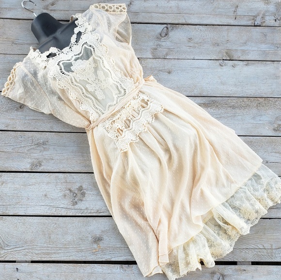 A'Reve Dresses & Skirts - A'reve Cap Sleeve Lace Ruffle Dress
